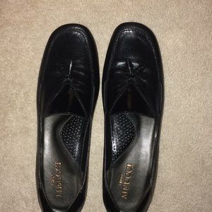 Sesto Meucci Black leather shoe with tassel. EUC